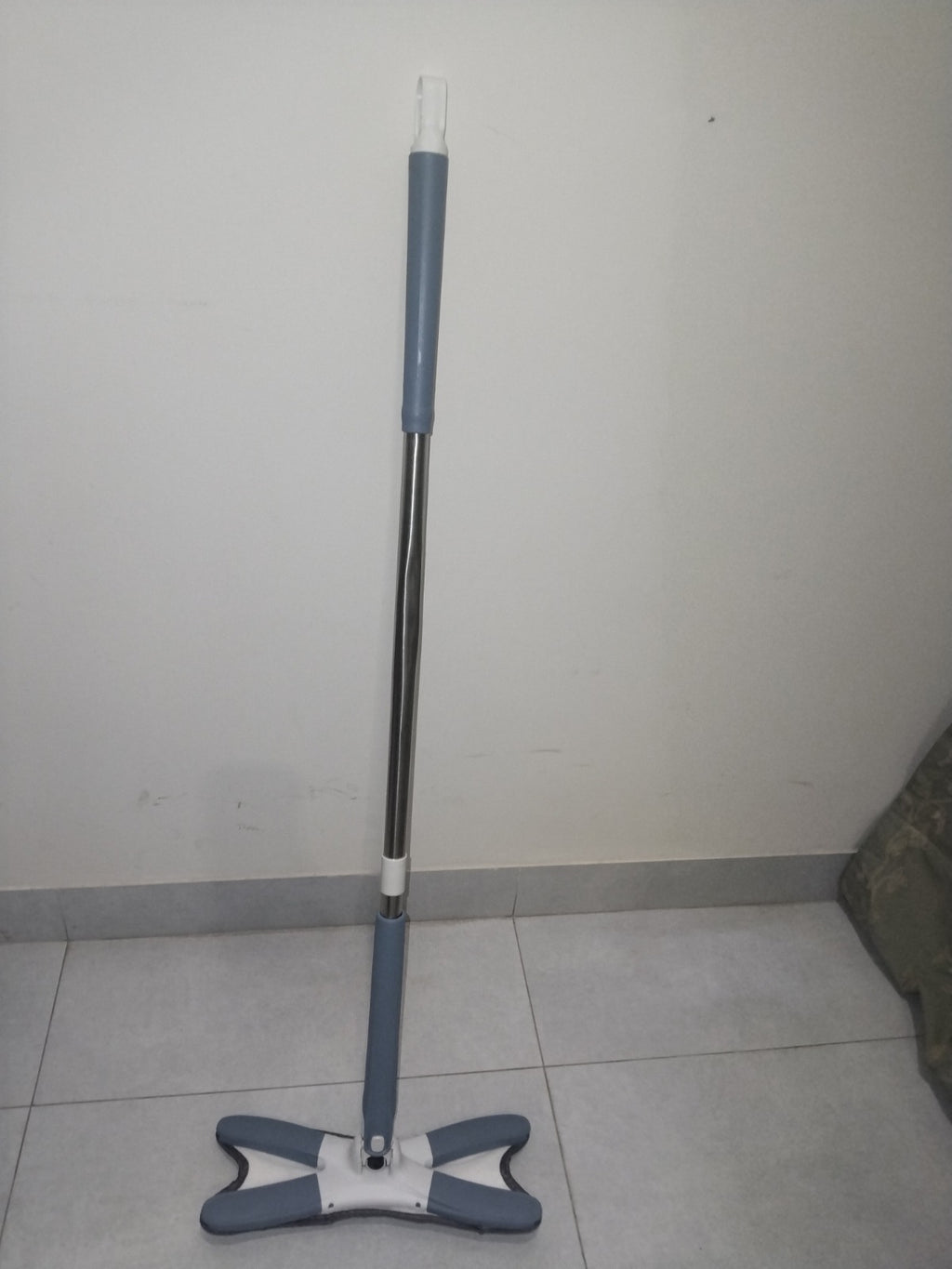 Rotating X Mop Flat Microfiber Floor Mop with 360° Squeeze System and Replaceable Cloth Heads